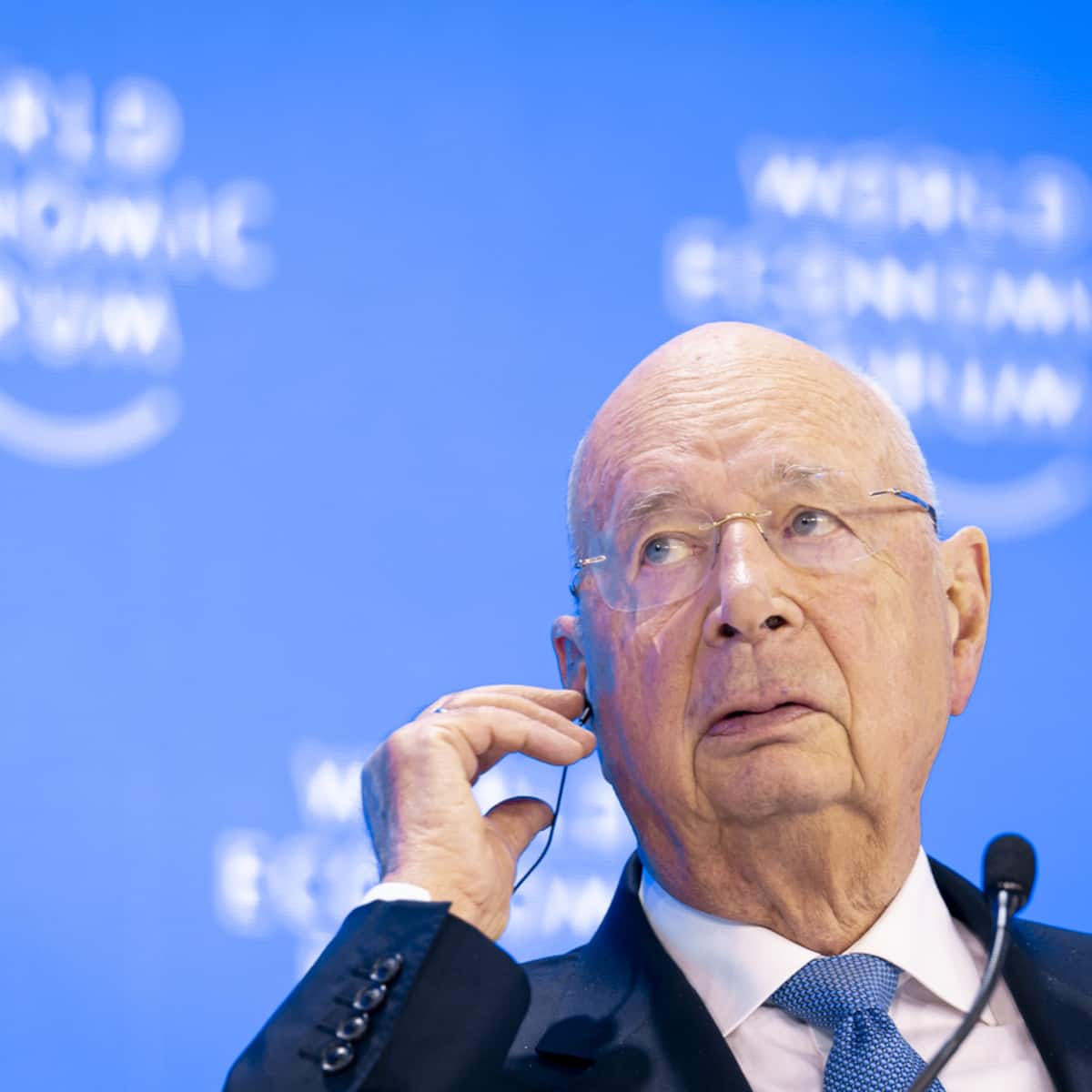 Schweizer Tageszeitung gibt Klaus Schwab Hausverbot für WEF-Gelände bekannt