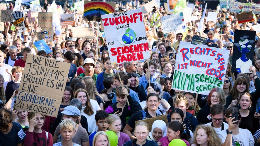 Hunderte Protestierende Demonstrieren Vor Dem Bundeskanzleramt