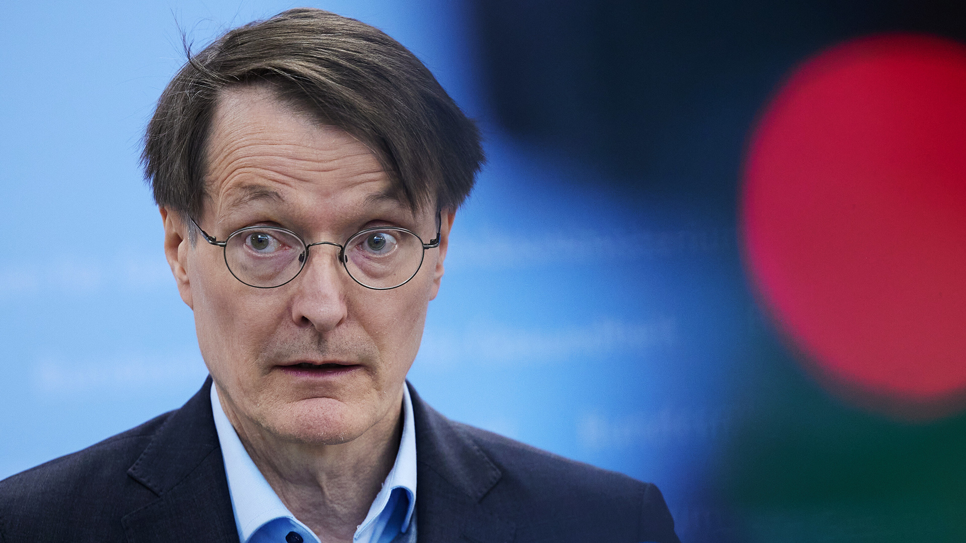 Titel: „Lauterbach flieht vor Beschimpfungen bei Mai-Demo“