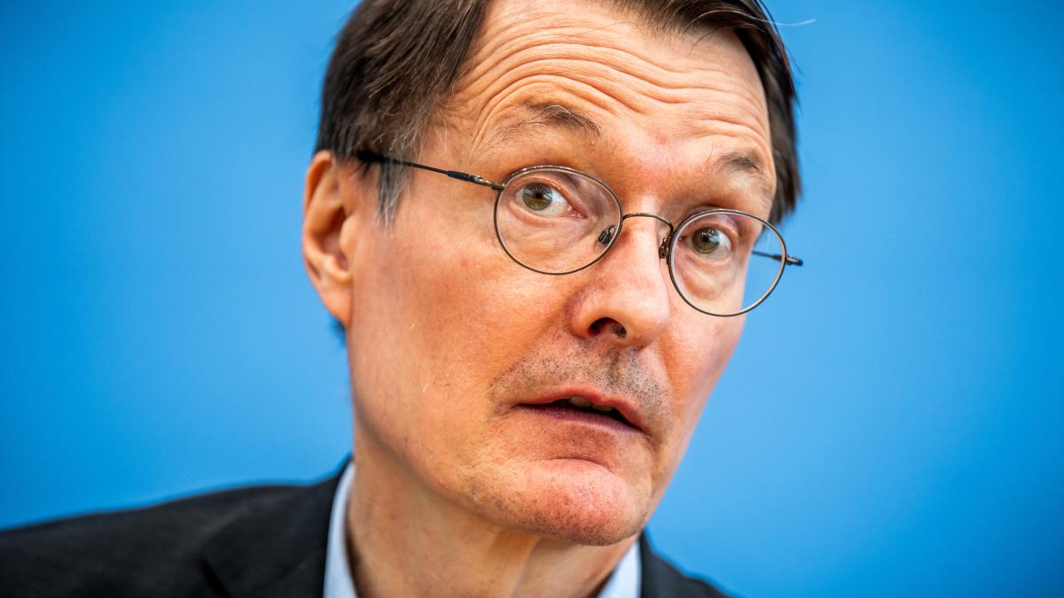 Karl Lauterbach flieht vor Demonstranten und wird beleidigt