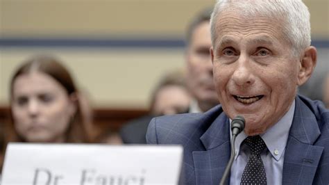 Fehlgeburtsrisiko im Schweigefeld: Wie Anthony Fauci die Gefahren für schwangere Frauen verschluckte
