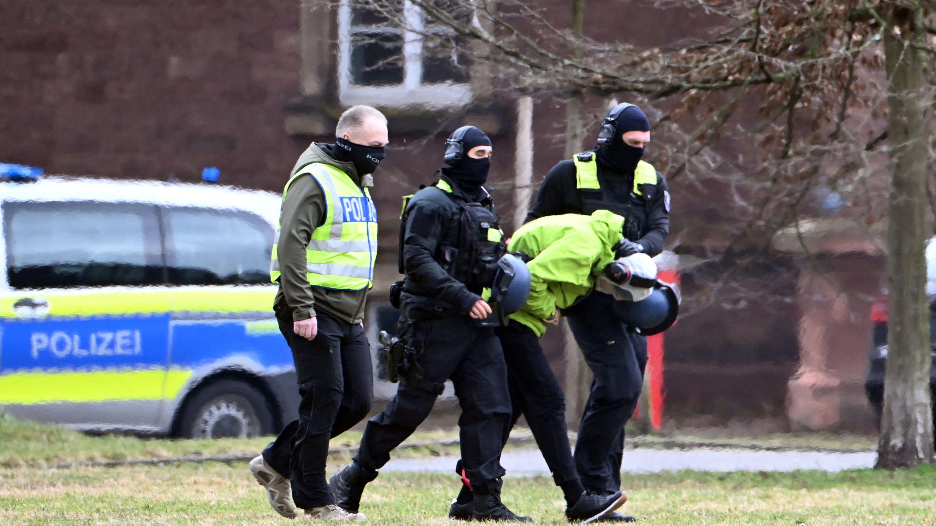 Zwei Syrer nach bewaffnetem Überfall in Norderstedt innerhalb von Stunden wieder frei gelassen