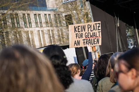 Schulklasse im Bahnabteil verfolgt von aggressivem Iraker mit sexuellen Übergriffen und Schlägen