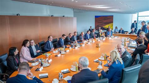 Wirtschaftsabgrund: Bundesregierung vergrößert Staatsapparat um 12.347 Plätze – Die Bürokratie-Krise trifft Deutschland