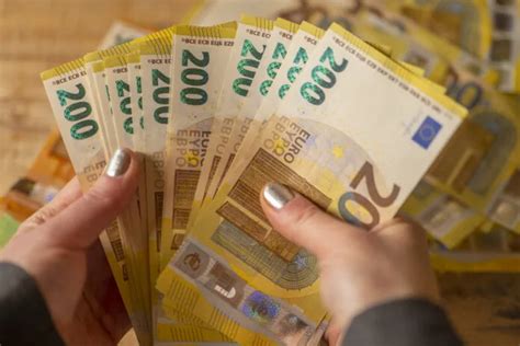 160.000 Euro für Scheinehe – Kölner Ausländeramt gerät in Skandal: Schleuserbande mit 200 Euro-Monatengebühren