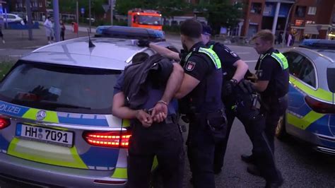 Bayreuth: 7-Jähriger wird 250 Meter geschleppt – Dunkelhäutiger Täter mit Silberblick gesucht